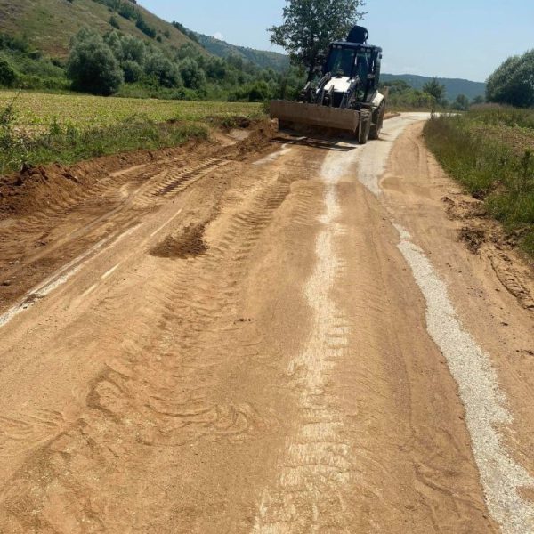 Чистење на патот до Норово, големи наноси на земја по невремето