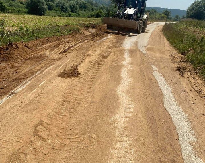 Чистење на патот до Норово, големи наноси на земја по невремето