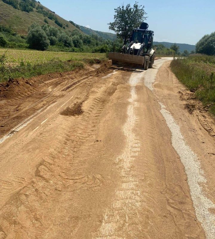 Чистење на патот до Норово, големи наноси на земја по невремето