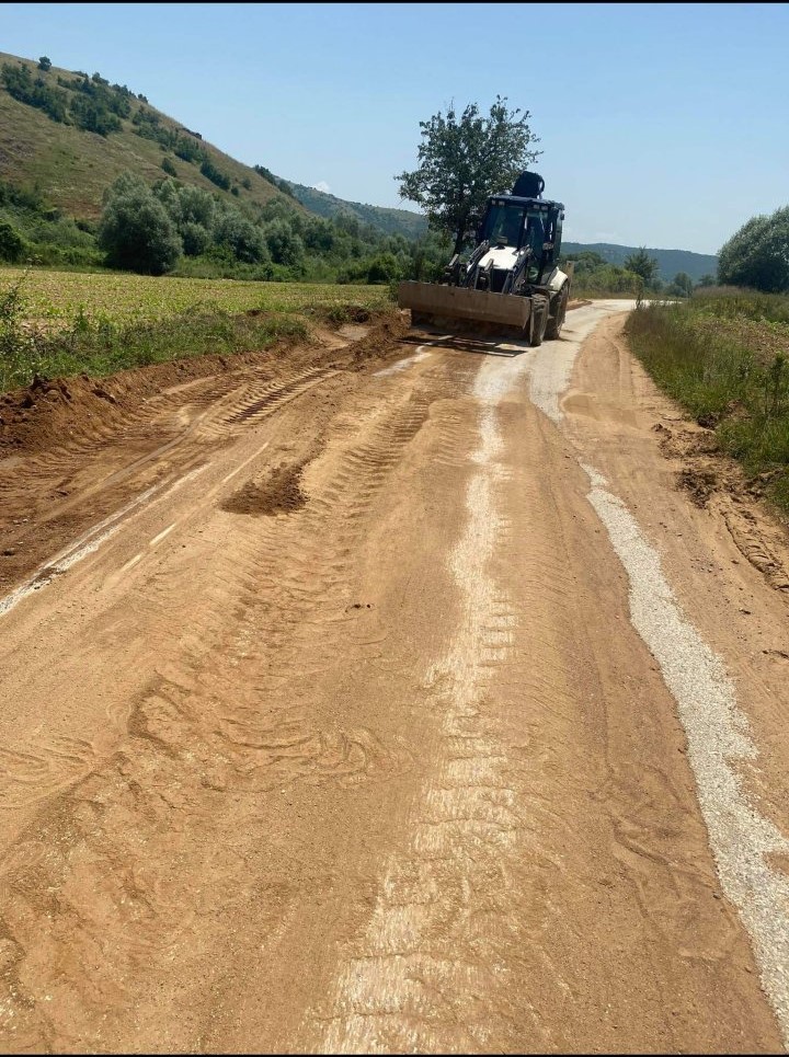 Чистење на патот до Норово, големи наноси на земја по невремето